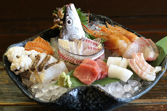 その日に仕入れた新鮮な魚料理を五感で楽しむ